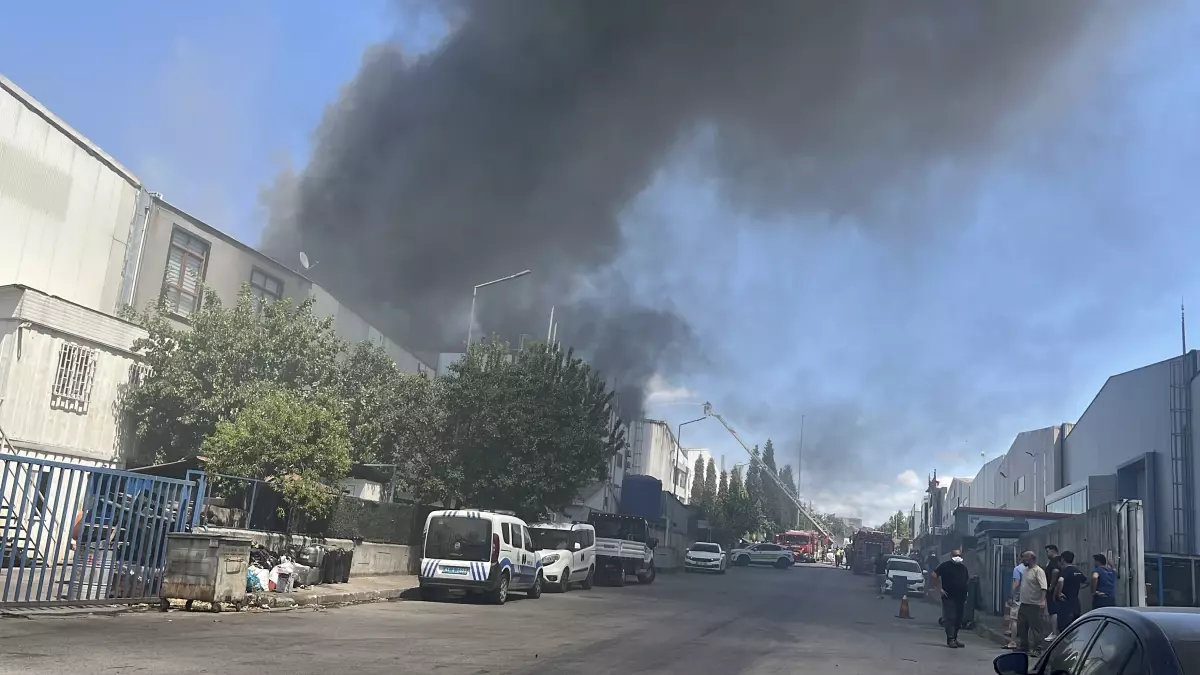 Kocaeli'de Plastik Varil Fabrikasında Yangın