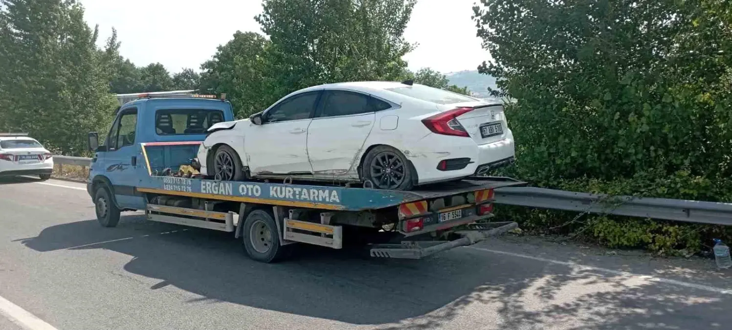 Bursa'da Bariyerlere Çarpan Otomobilde 4 Yaralı