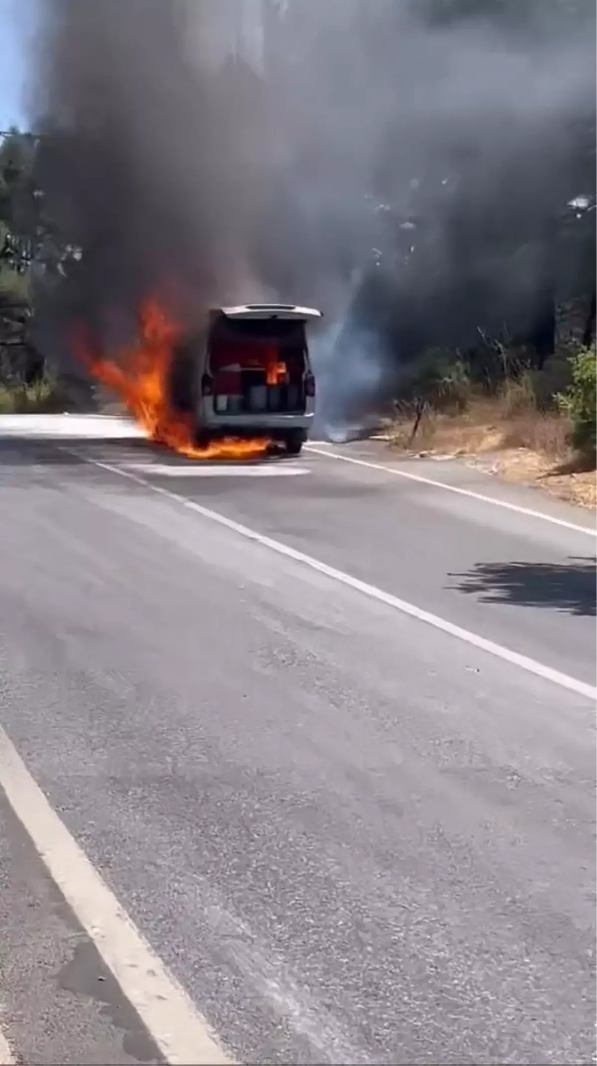 Maltepe'de Seyir Halindeki Hafif Ticari Araçta Yangın Çıktı