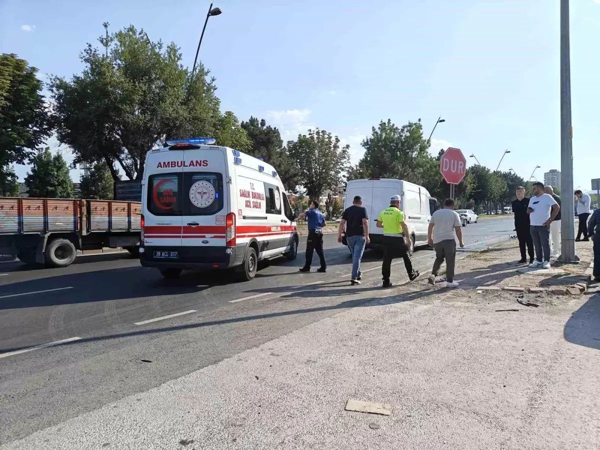 Kayseri'de Minibüs Kamyona Çarptı: 1 Yaralı