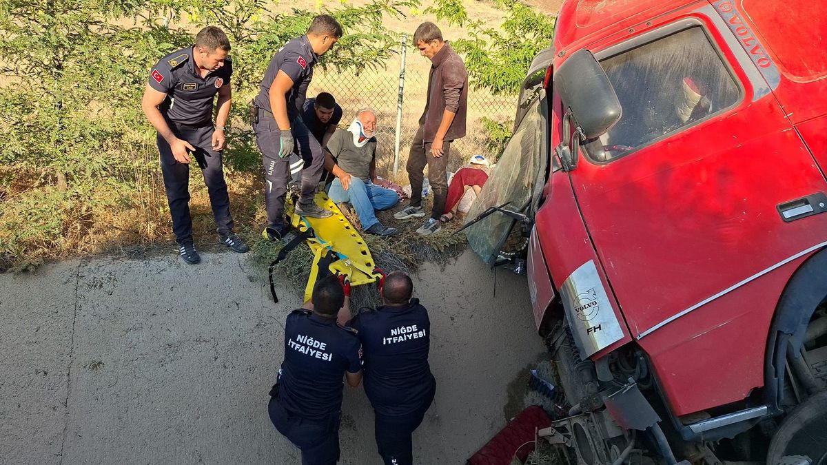 Niğde'de Zincirleme Trafik Kazası: 16 Yaralı