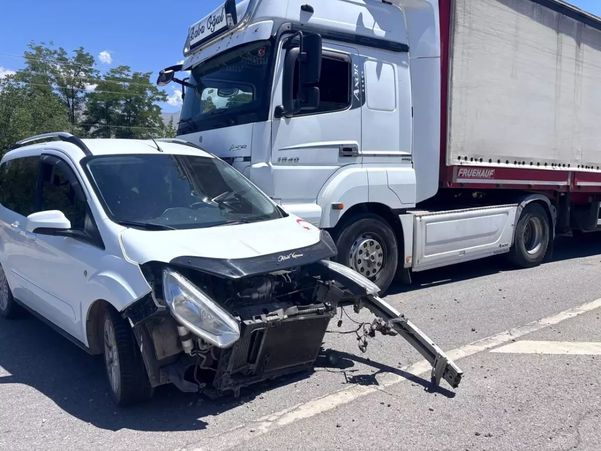 Erzincan-Erzurum Yolunda Trafik Kazası: 2 Yaralı