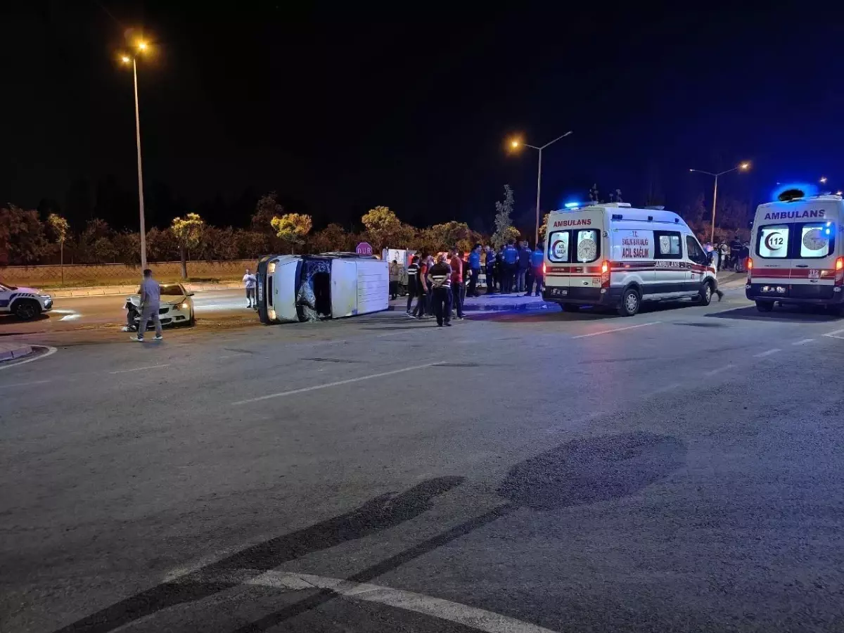 Kayseri'de Minibüs ile Otomobil Çarpıştı: 9 Yaralı