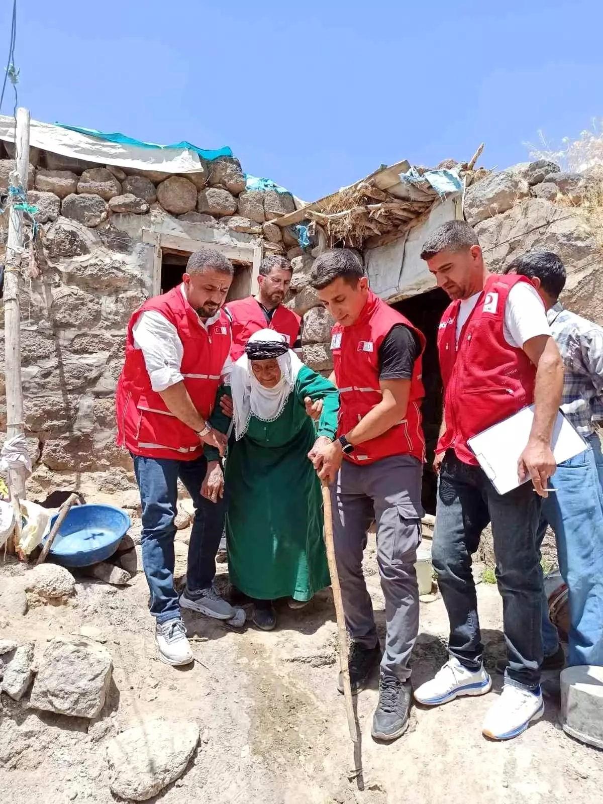 Patnos'ta 90 yaşındaki kadına Kızılay kucak açtı