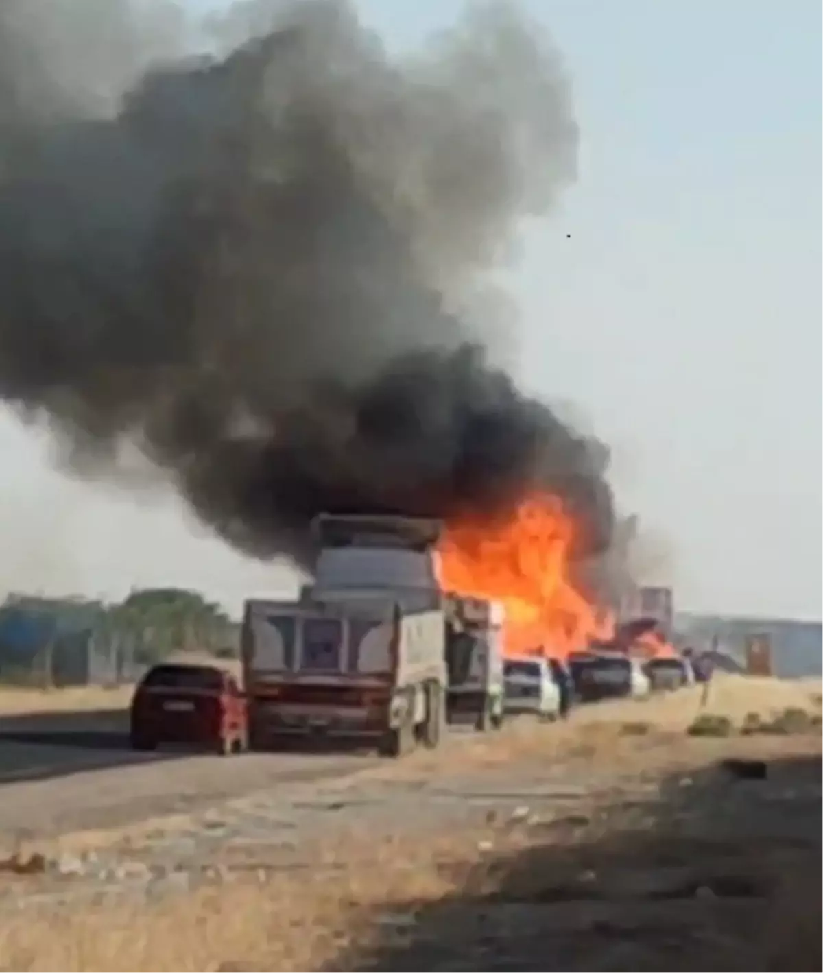 Ceylanpınar'da TIR Yangını, Araç Küle Döndü