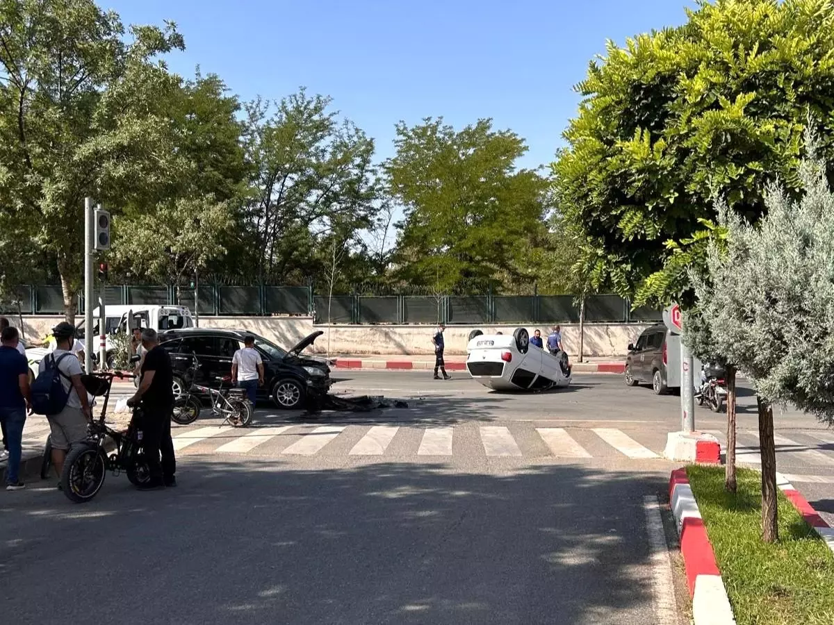 Siirt'te Trafik Kazası: İki Otomobil Çarpıştı