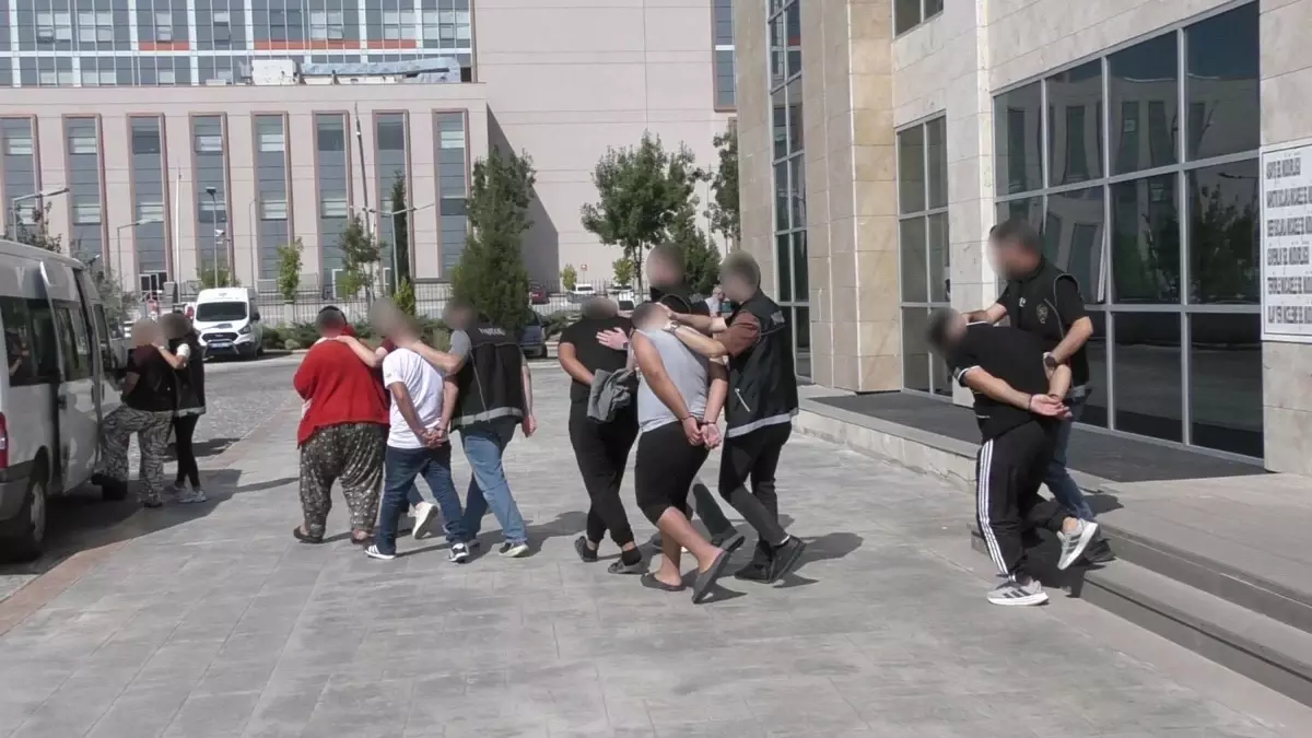 Uşak'ta Uyuşturucu Operasyonunda 5 Tutuklama