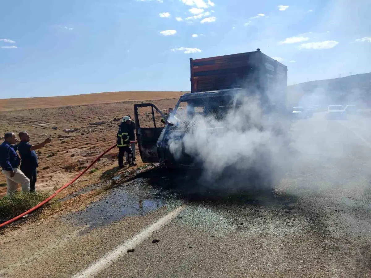 Adıyaman'da Kurtarıcı Kamyonet Alev Alev Yandı