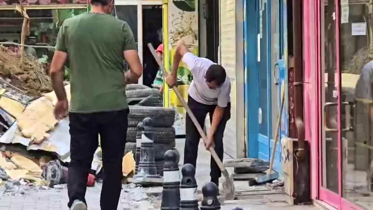 Zonguldak'ta Yıkım Sırasında Molozlar Yola Döküldü