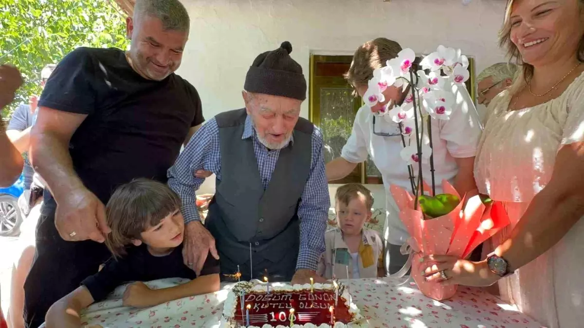 100 Yaşına Giren Çiftçi Recep Ercan'a Anlamlı Doğum Günü Kutlaması