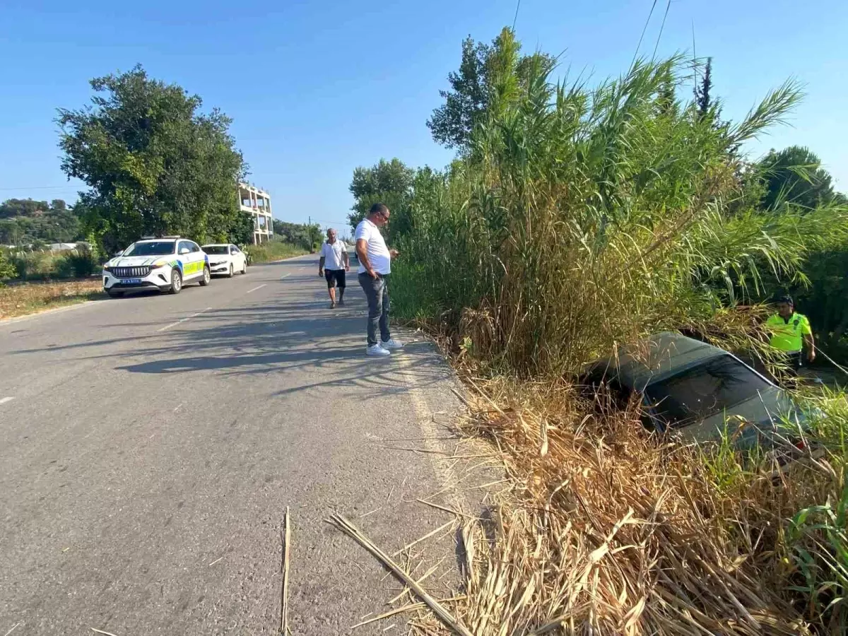 Antalya'da Şarampole Uçan Otomobilde Anne ve Kızı Yaralandı