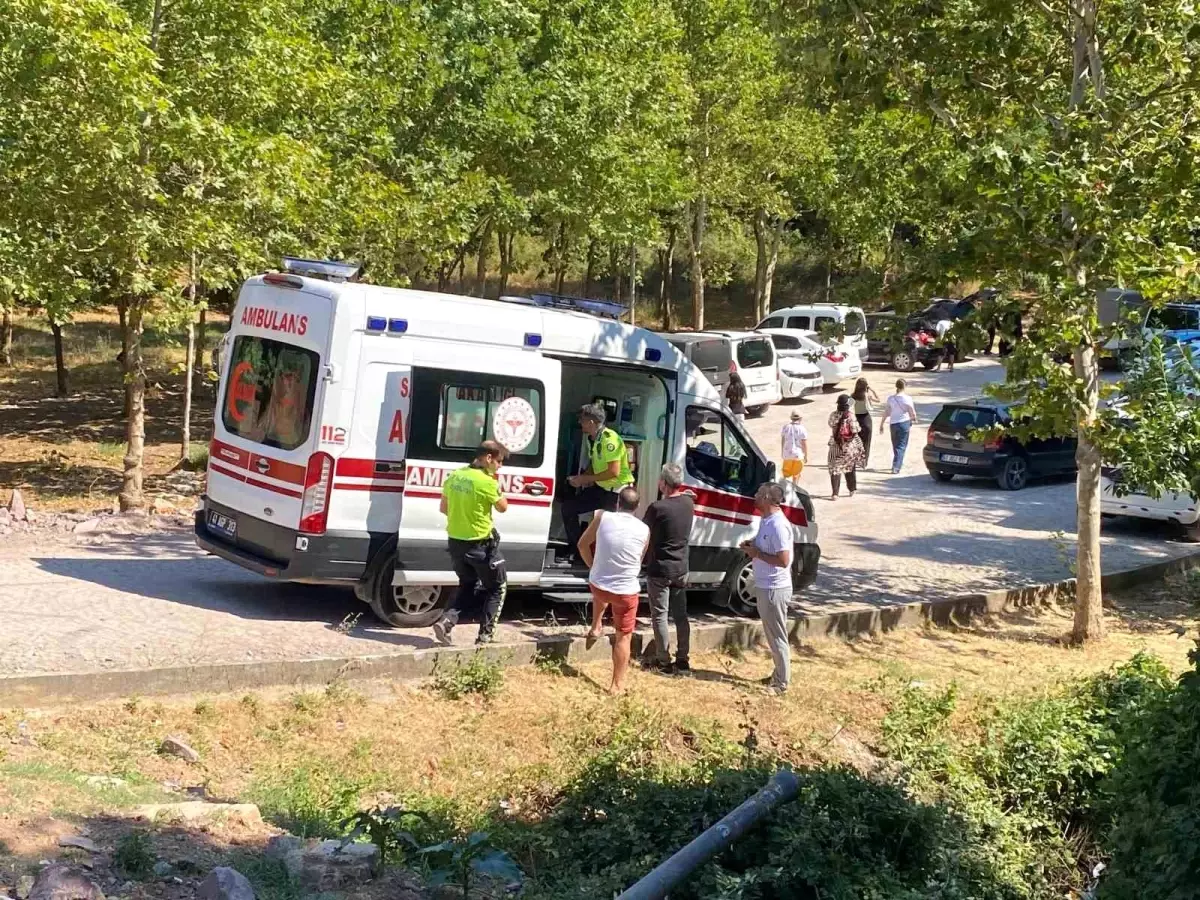 Kocaeli'de Park Halindeki Araç 7 Metre Yükseklikten Kanalı Uçtu
