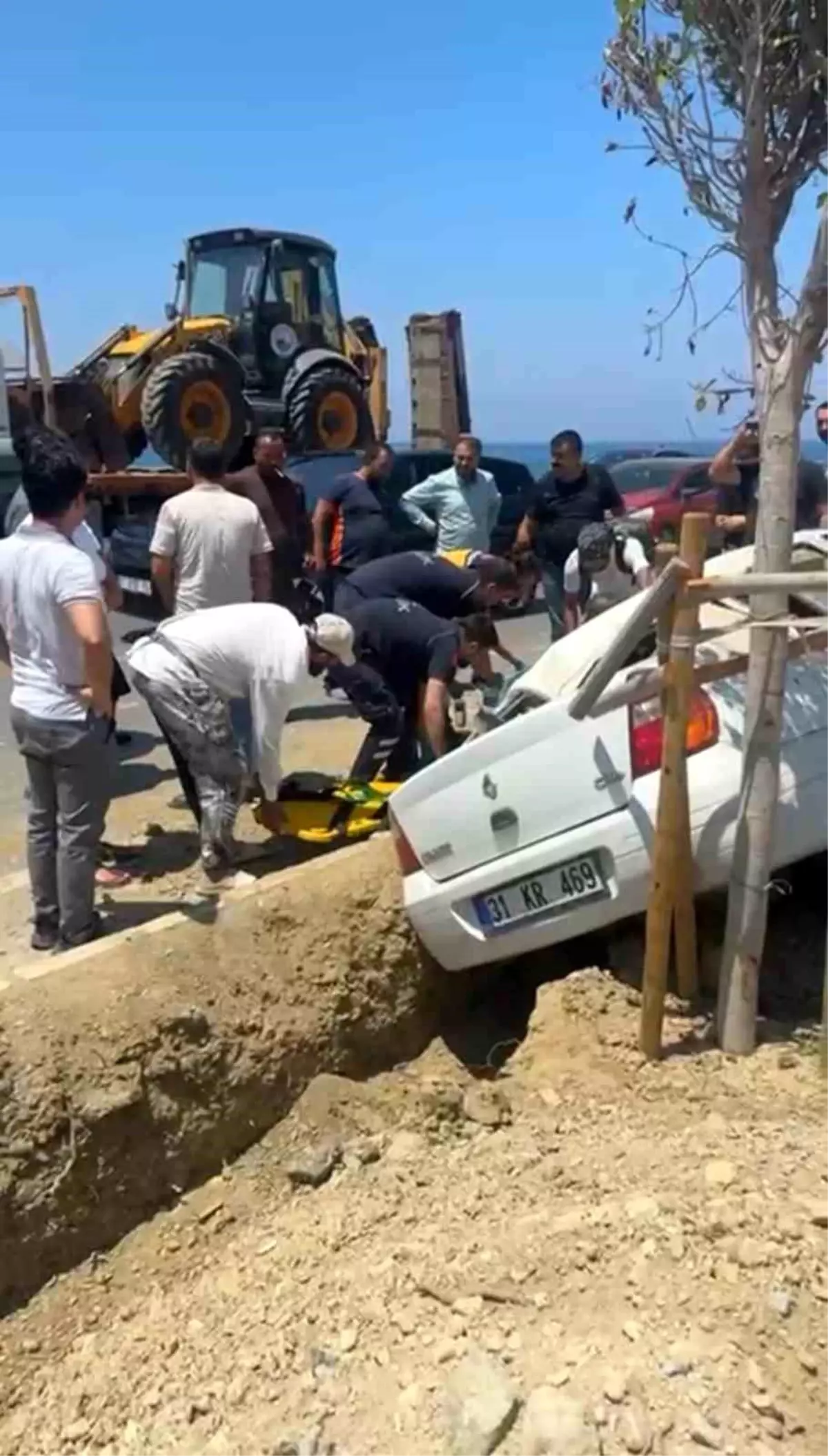 Hatay'da Otomobil Refüje Devrildi: Sürücü Hafif Yaralandı