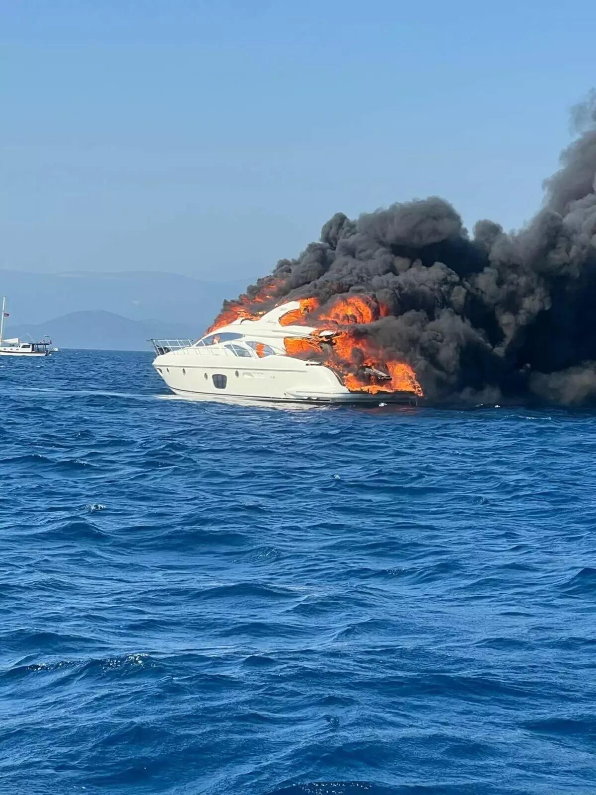 Bodrum'da Motoryat Yangını: Siyah Dumanlar Gökyüzünü Kapladı