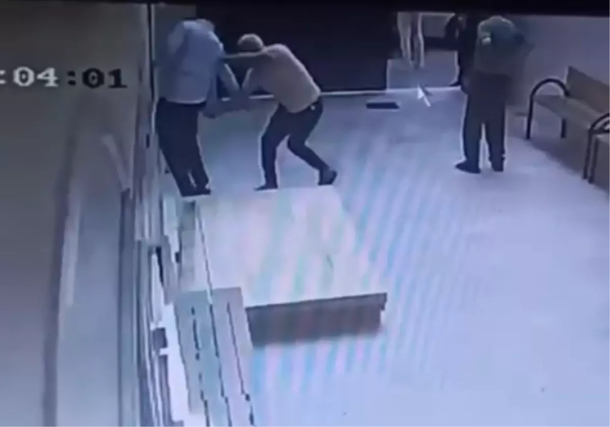 Mersin'de Cami Avlusunda Uyuşturucu Kullanımı Uyarısına Bıçakla Yanıt