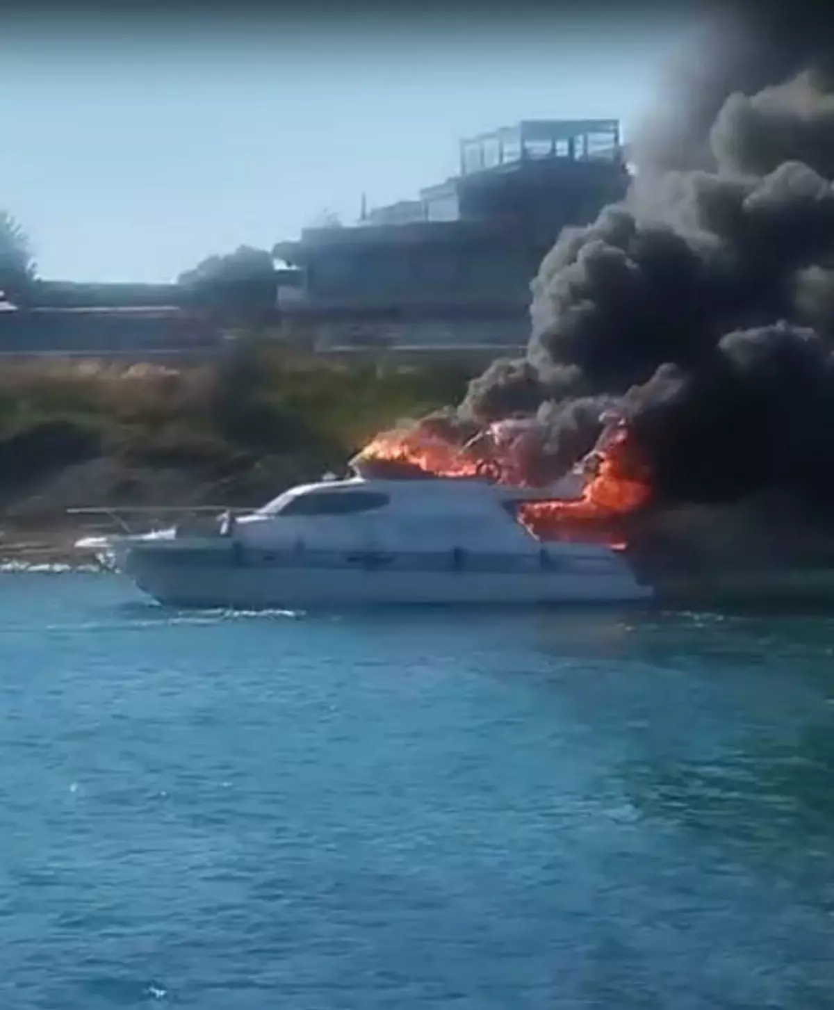 Çeşme'de Motoryatta Yangın: Kontrollü Olarak Batırıldı