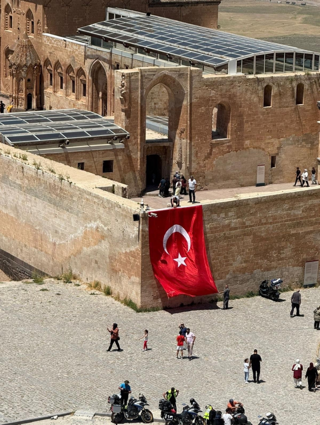 After President Erdoğan's words, the country was adorned with Turkish flags in every corner