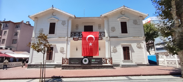 After President Erdoğan's words, the entire country was adorned with Turkish flags