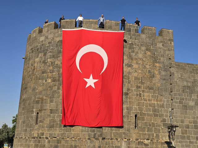 After President Erdoğan's words, the entire country was adorned with Turkish flags