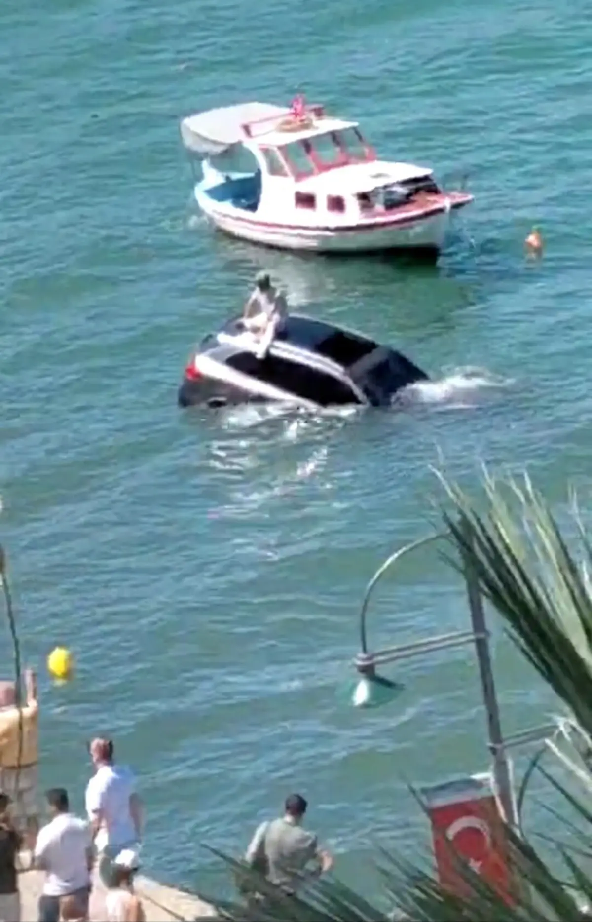 Ayvalık'ta Denize Uçan Otomobilin Sürücüsü Kurtarıldı
