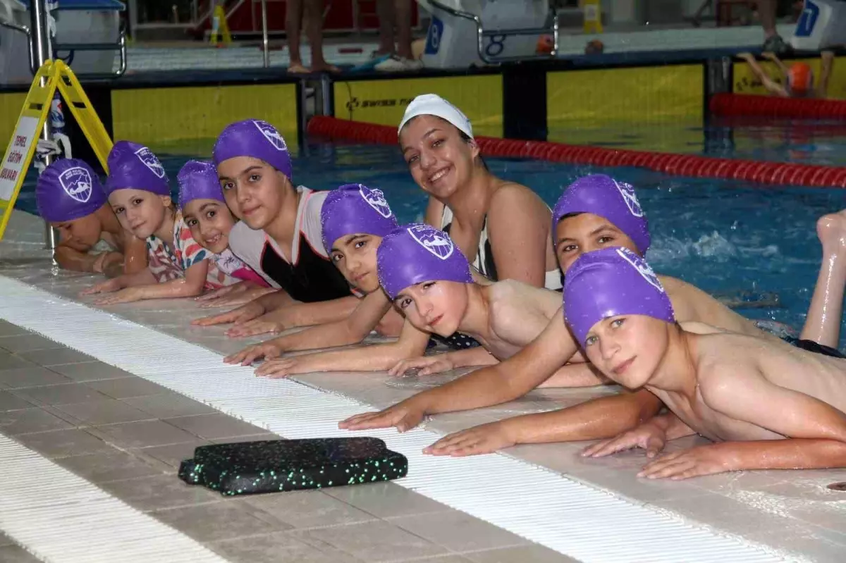 Gaziantep'te Yüzme Bilmeyen Kalmasın Projesi ile 3 Bin Kişi Yüzme Öğreniyor