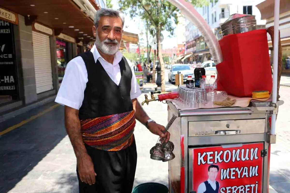 Diyarbakırlılar Sıcak Havada Meyan Kökü Şerbetine Yöneliyor