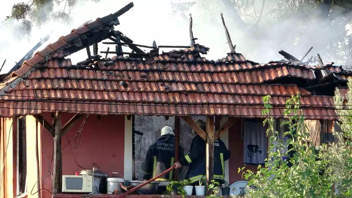 Antalya'da Müstakil Evde Yangın: Üst Kat Küle Döndü