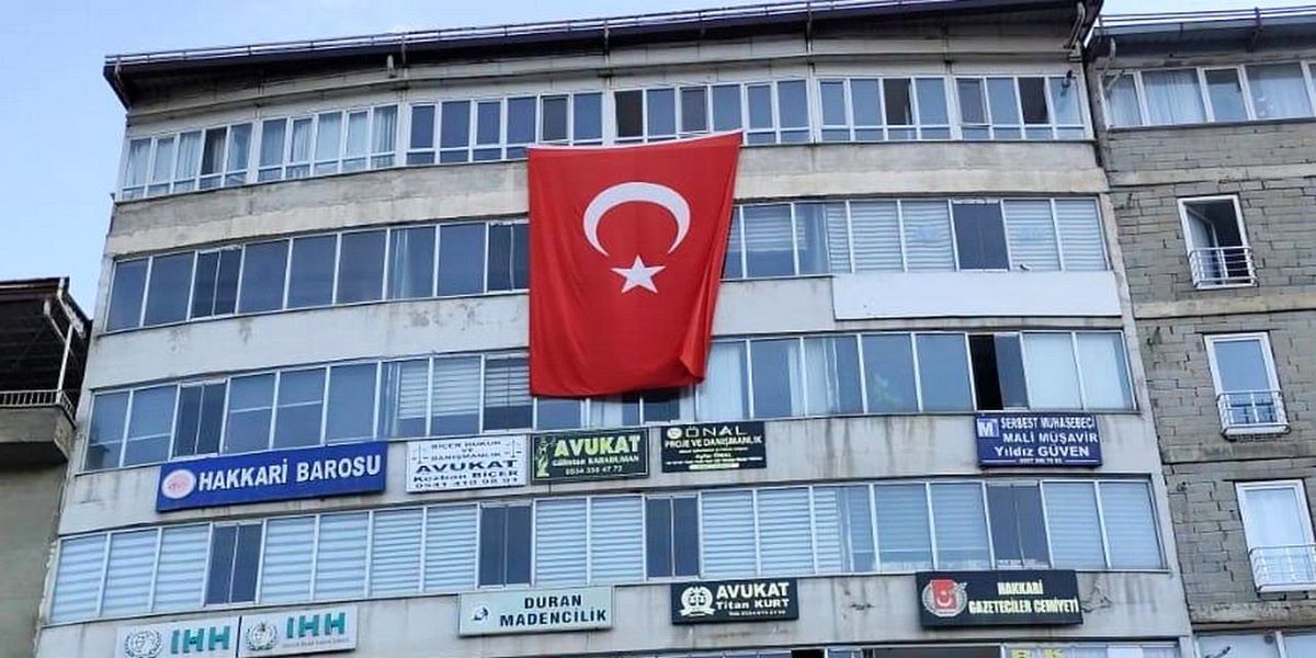 Hakkari'de Dev Türk Bayrağı Asıldı