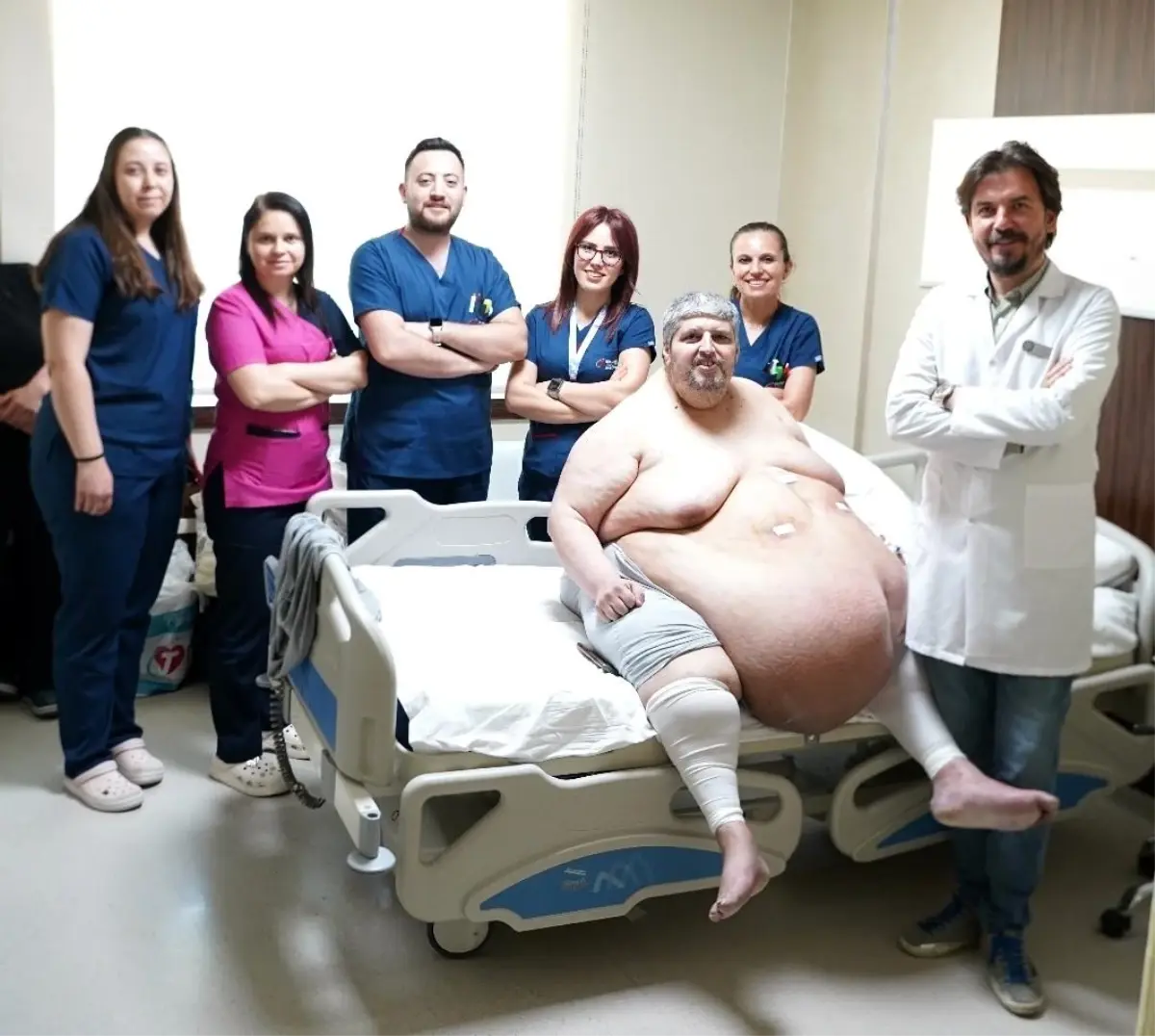 Hastaneye sedye ile gelen 310 kiloluk Aydınlı adam yürüyerek taburcu oldu
