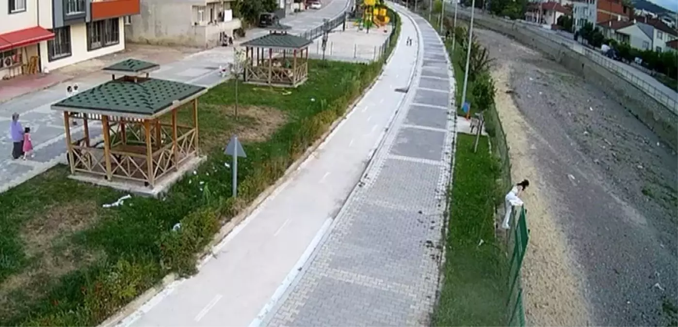 Kediyi Kurtarmak İsterken Su Kanalına Düşen Genç Kız Ayağını Kırdı