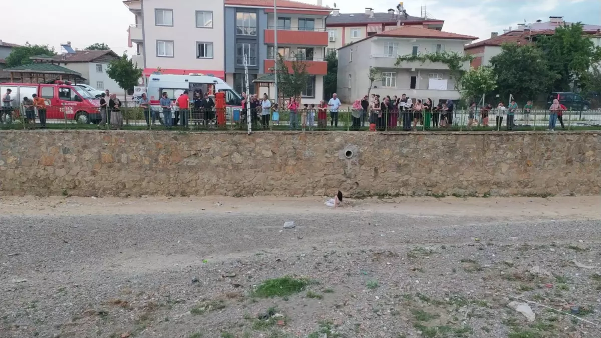 Kediyi Kurtarmaya Çalışan Genç Kadın Dere Yatağına Düştü