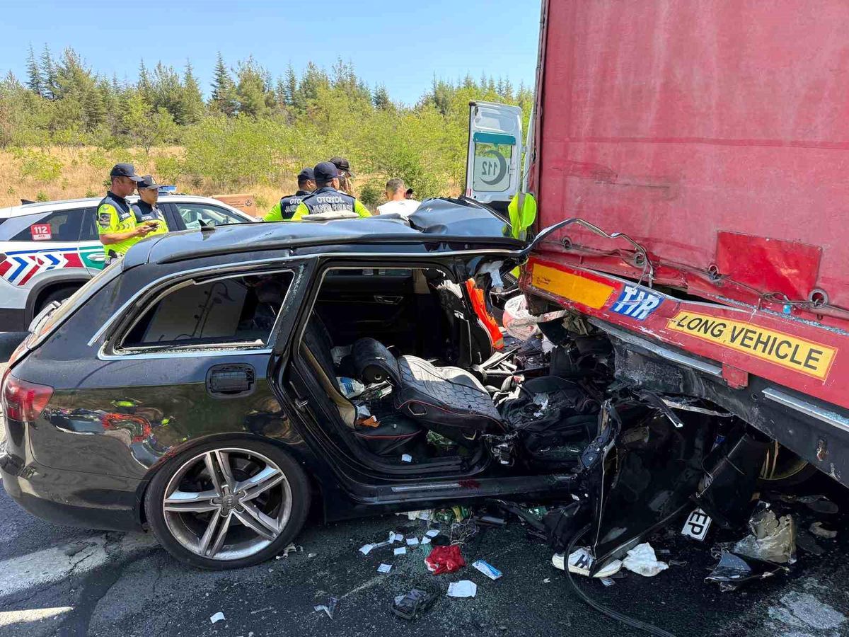 Kırklareli'nde Otomobilin Tıra Çarpması Sonucu 2 Yaralı