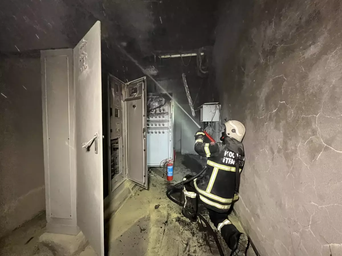 Körfez'deki Kültür Merkezinde Yangın: Asansörde Mahsur Kalan 5 Kişi Kurtarıldı