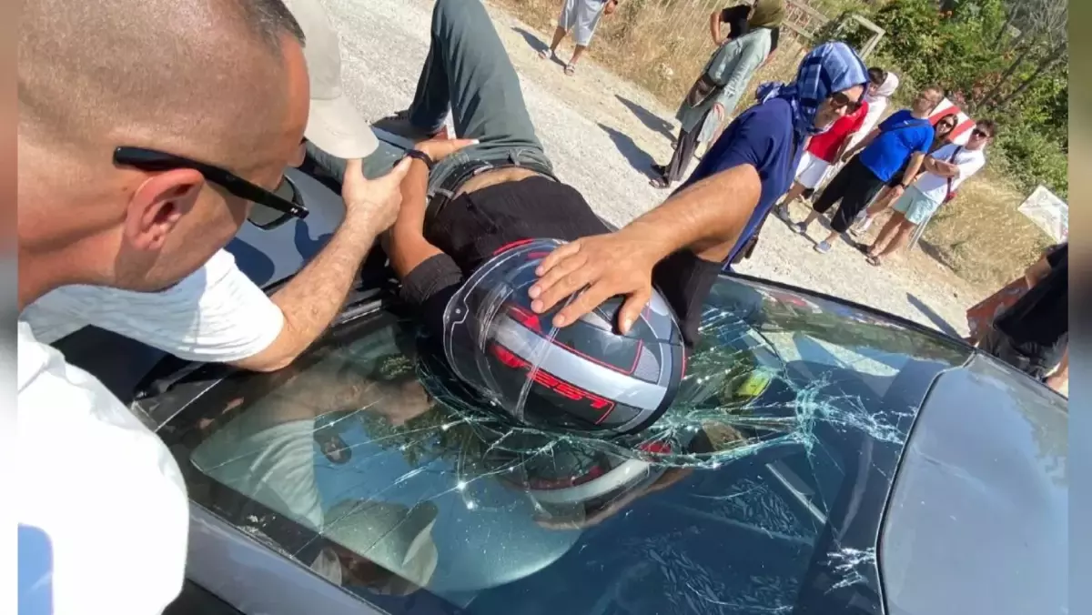 Yalova'da Motosiklet Kazası: Sürücü Otomobilin Üzerinde Ambulans Bekledi