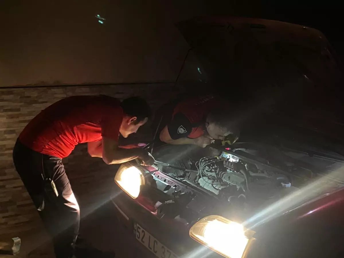Otomobilin Motoruna Sıkışan Yavru Kedi Kurtarıldı