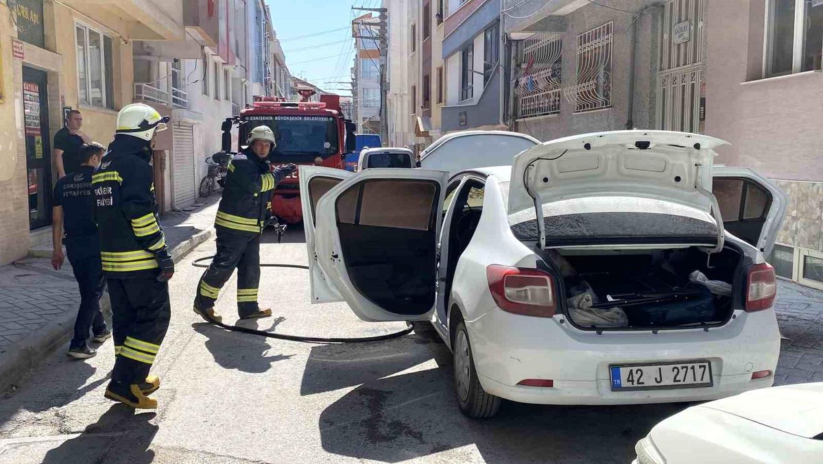 Eskişehir'de Park Halindeki Otomobilde Yangın Çıktı