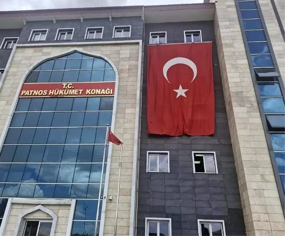 Patnos'ta sokaklar al bayrakla donatıldı