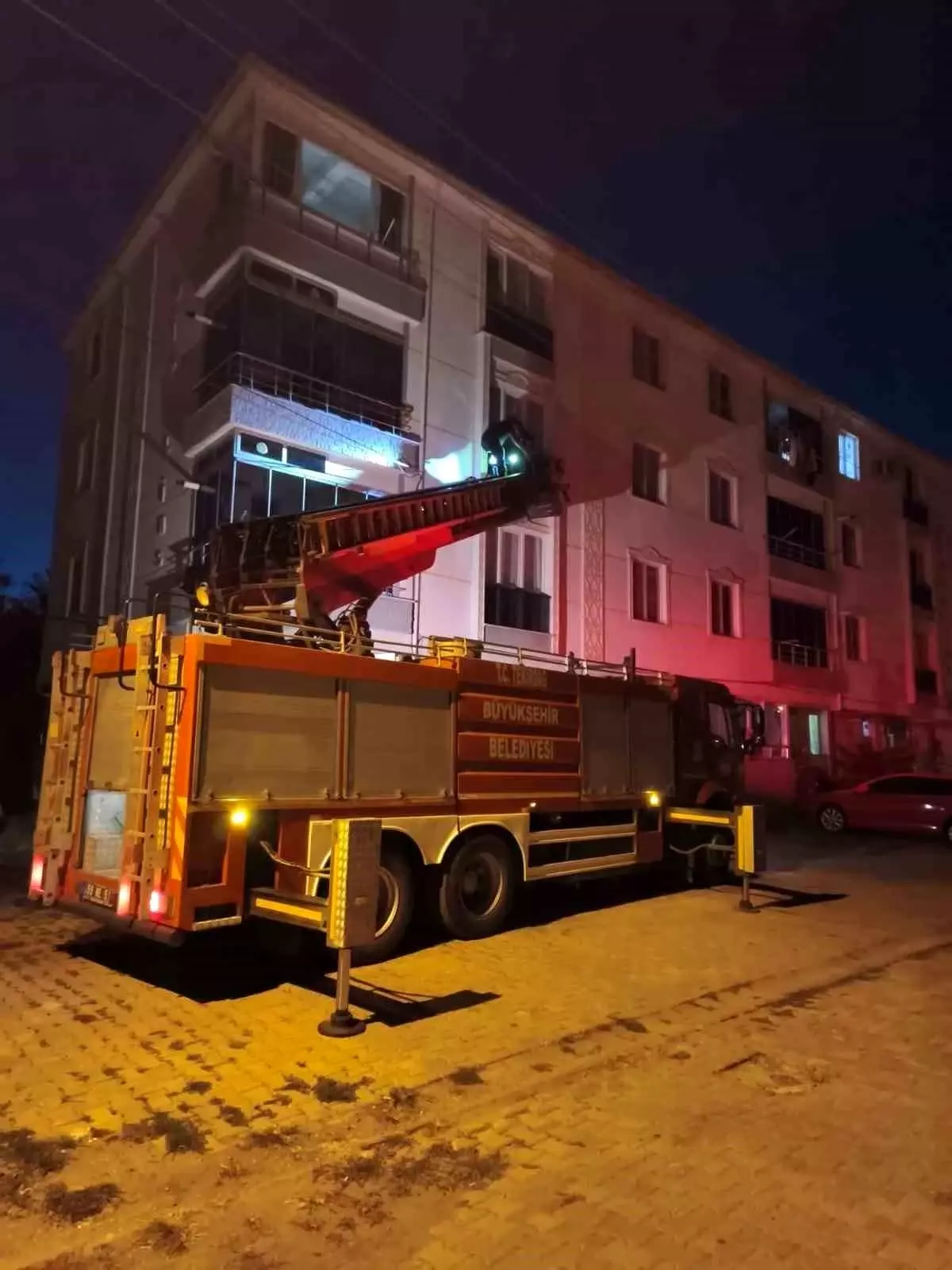 Tekirdağ'da Pencereye Sıkışan Kuş İtfaiye Tarafından Kurtarıldı
