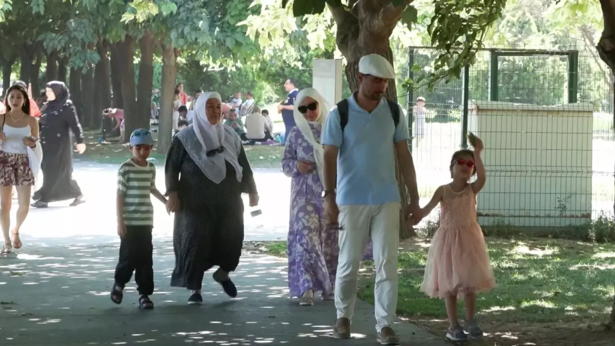 İstanbul'da Sıcak Hava İle Park ve Plajlar Dolduruldu