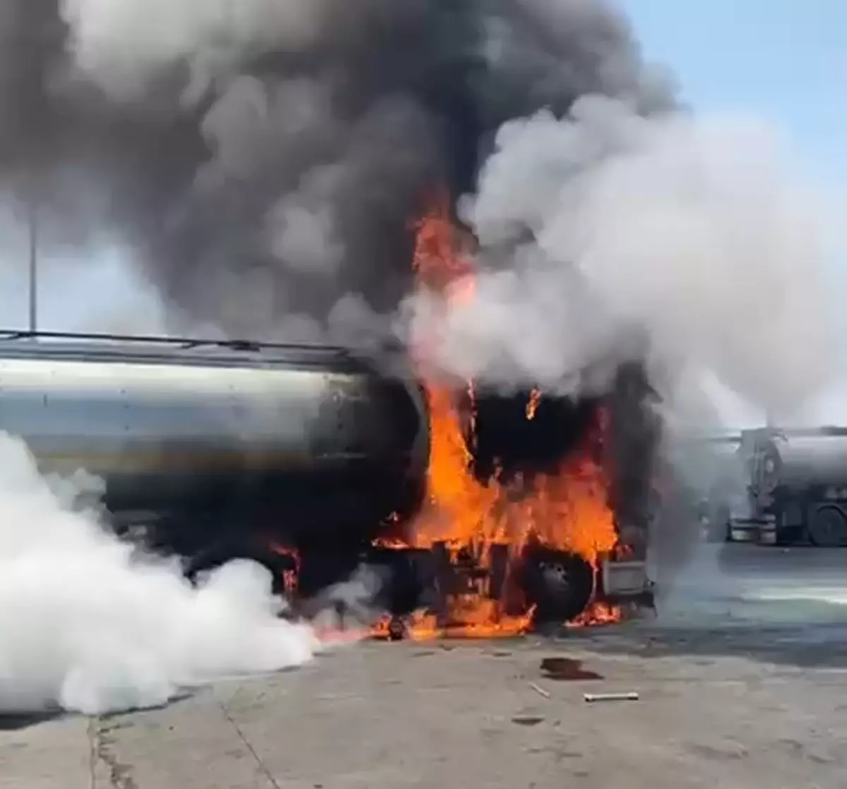 Silopi'de Akaryakıt Yüklü Tanker Alev Alev Yandı