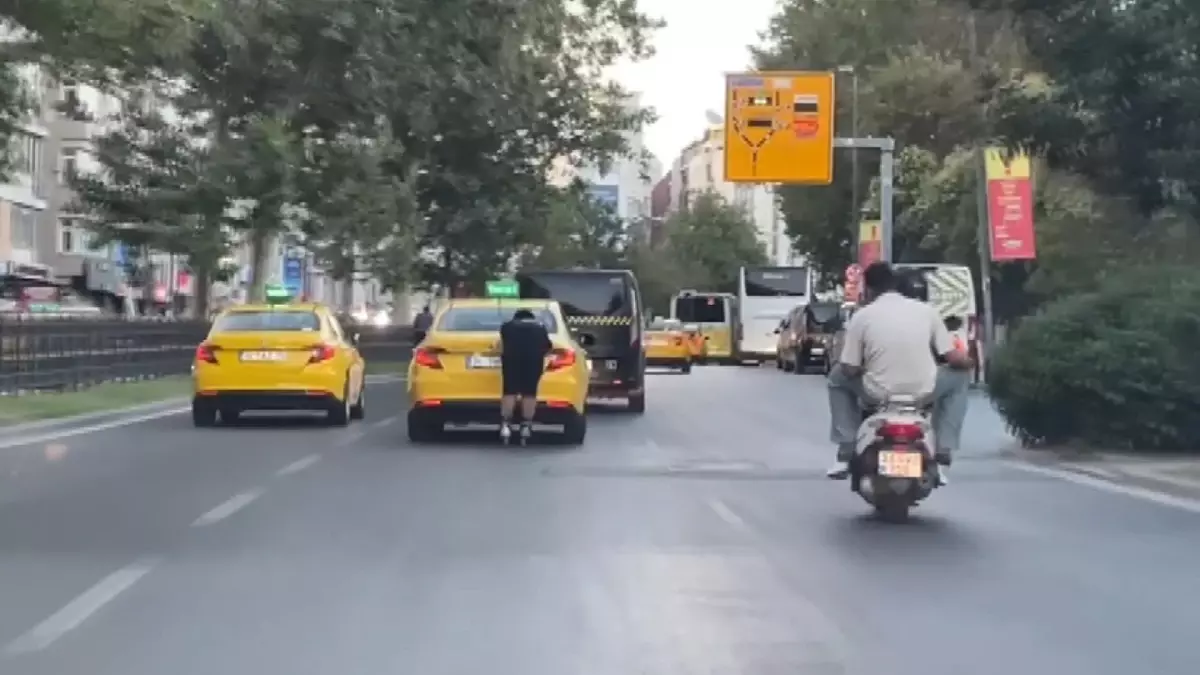 Patenli Genç Taksinin Arkasına Tutunarak Tehlikeli Yolculuk Yaptı