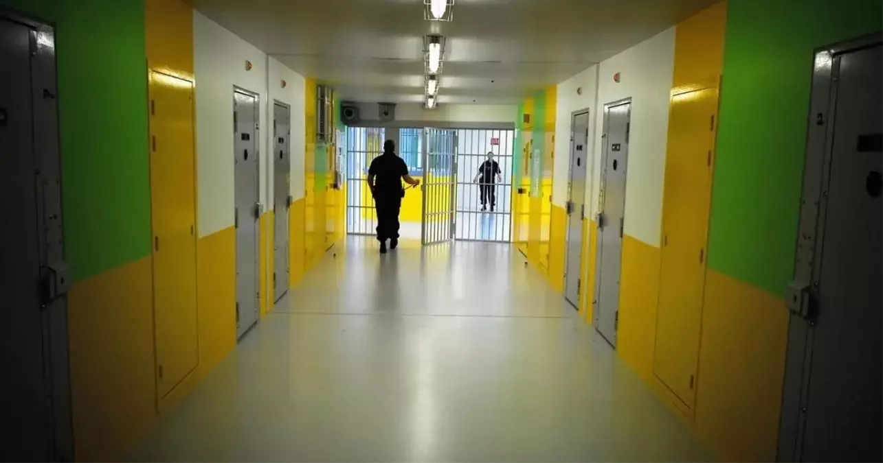Tahliye olan koğuş arkadaşının valizine saklanıp firar etti