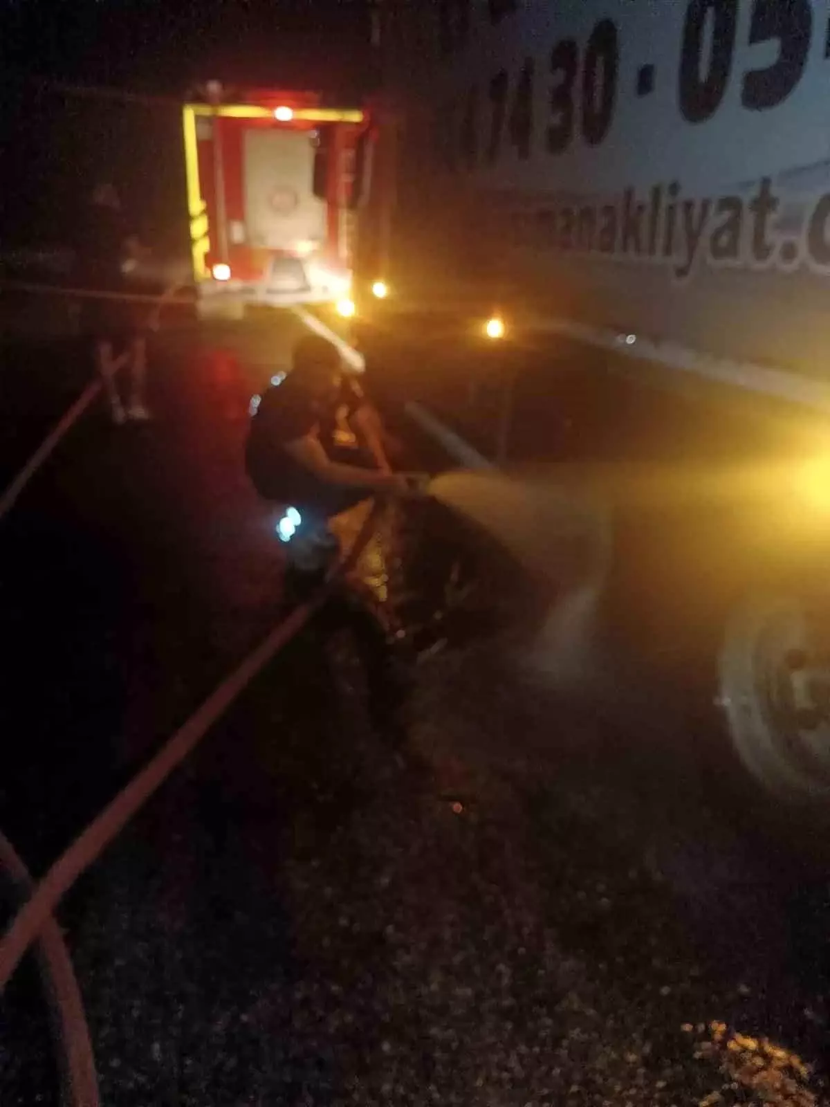 Erciş'te Tır Lastiklerinden Duman Çıktı, İtfaiye Ekipleri Yangını Önledi