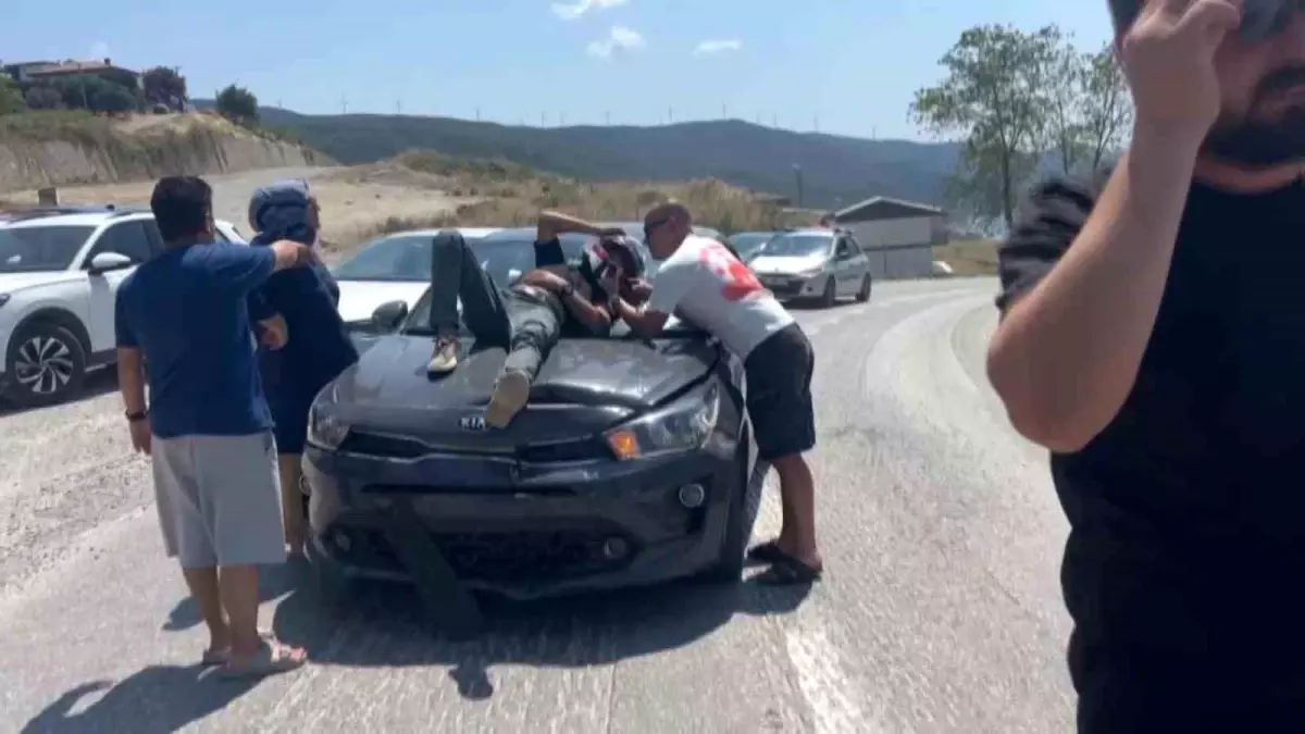 Yalova'da Motosiklet Kazası: Sürücü Otomobilin Ön Camına Düştü