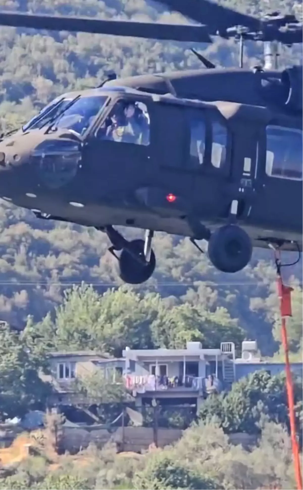 Askeri Helikopter Pilotundan Küçük Kıza Sevimli Selam