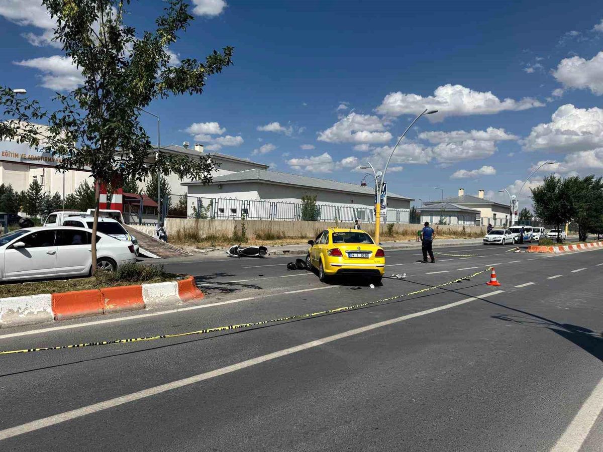 Ağrı'da Motosiklet Taksiye Çarptı: Eş ve Eşi Hayatını Kaybetti