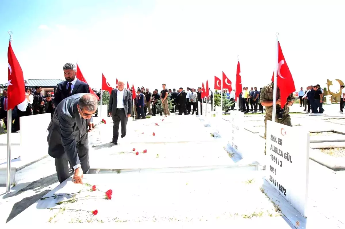 Ağrı'da yenilenen Merkez Şehitlik Anıtı törenle açıldı