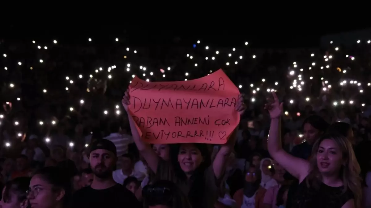 Cengiz Kurtoğlu, Akşehir'de Unutulmaz Bir Konser Verdi