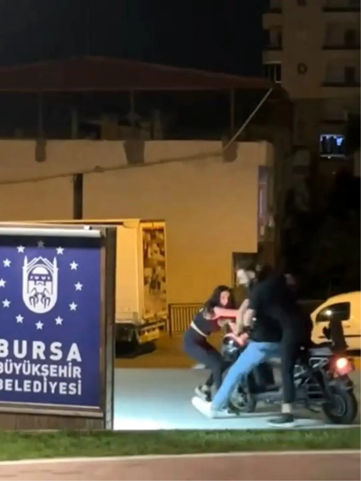 Alkollü Genç Kız, Parkta Saldırganlık Yaptı