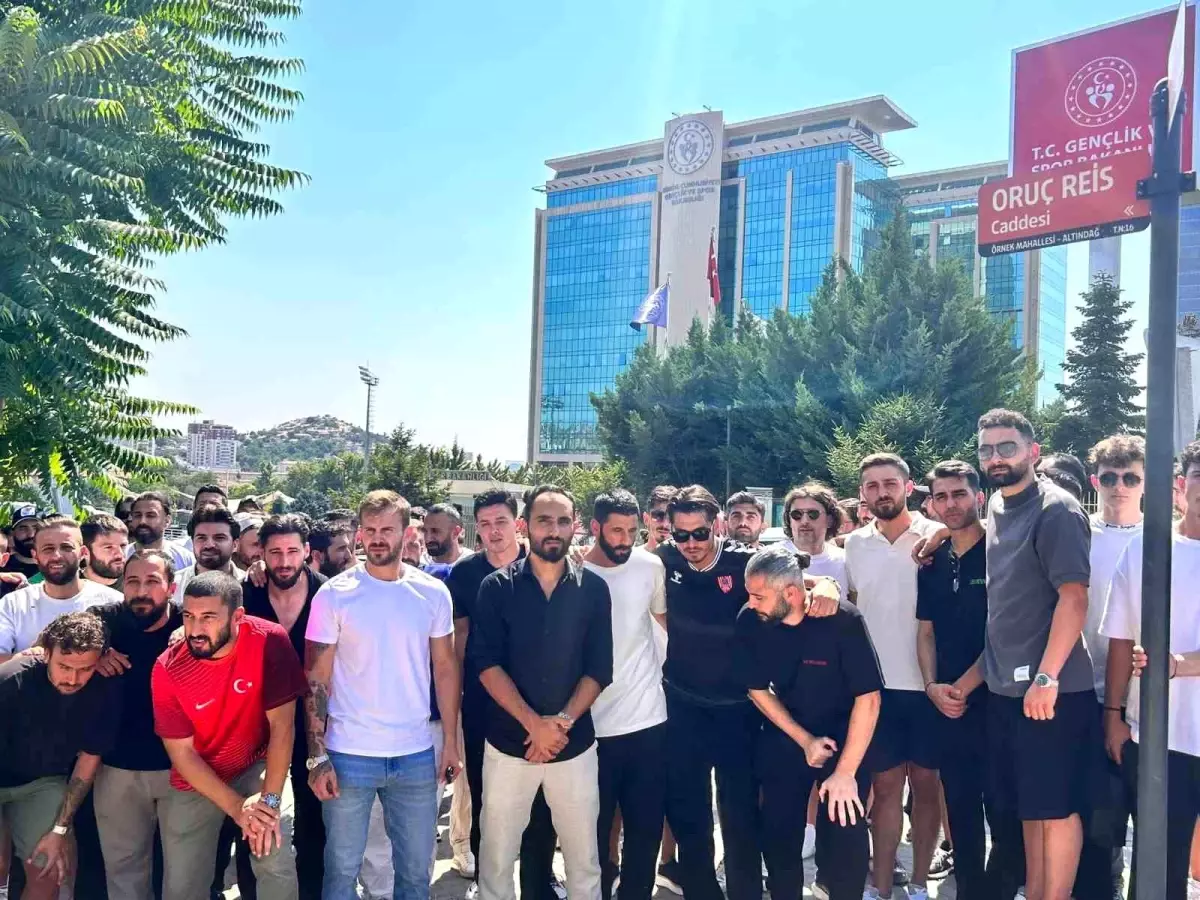 Futbolcular TFF'nin 25 Yaş Sınırı Kararına Tepki Gösterdi